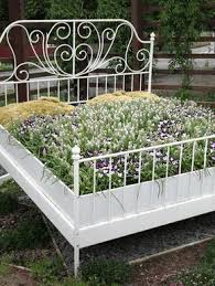 Ein Bett Als Hochbeet Garten Hochbeet Hochbeet Und Garten Bepflanzen