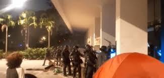 Polícia Militar usa bombas e gás para desocupar reitoria da USP