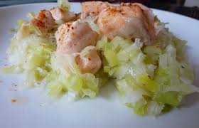 Saumon A La Vapeur Sur Un Lit De Poireaux Pl Recette Recettes De Cuisine Recette Saumon Poireaux
