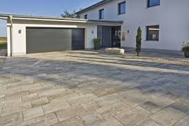 Garageneinfahrt Mit Hellen Grossflachigen Pflastersteinen Garage Pflaster Hausbau Hauskauf Hofeinfahrt Garageneinfahrt Einfahrt Gestalten