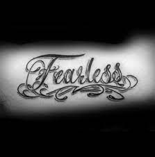 20 Furchtlose Tattoo Designs Fur Manner Leistungsstarke Word Ink Ideen Mann Stil Tattoo Fearless Tattoo Tattoo Designs Men Tattoo Font For Men