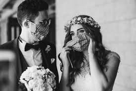 Wenige tage vor weihnachten fand die hochzeit am freitag im familienkreis im standesamt auf schloss borbeck in essen statt. Hygienemassnahmen Auf Eurer Hochzeitsfeier Shopandmarry