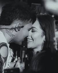 Cada despedida siempre la tomé con mucha fortaleza porque sabía que todo  pasaría más rápido. Pero cada vez te vas más tiempo y el nudo en la  garganta no me deja hablar