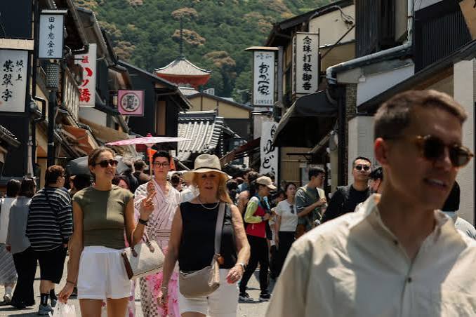 Japanese Yen Falls to 40-Year Low, Pleasing Tourists but Worrying Tokyo - WSJ