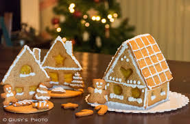 Sembra che le prime casette di pan di zenzero siano apparse nel 1800 in germania in seguito alla fiaba dei fratelli grimm 'hansel e gretel', che narra proprio di questi due bimbi abbandonati. Biscotti E Casette Di Pan Di Zenzero E Cannella