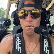 Here's a brand new JT370 Gladiator build to kick-off the weekend! 🙌🏻 This  one is headed off to one of our local AEV Dealerships, Szott M-59 in  Highland, MI. If you're interested