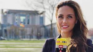 Miriam lange absolvierte im jahr 2000 ein volontariat beim privatsender rtl hessen und wurde 2001 redakteurin und reporterin für die nachrichtensendungen punkt 6 und punkt 9. Cdu Chefin Im Interview Mit Rtl Reporterin Franca Lehfeldt So Tickt Annegret Kramp Karrenbauer Privat