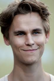 Rhys Wakefield — Wikipédia