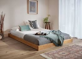 Saat menggunakan tempat tidur rendah, gunakan furnitur berskala lebih kecil dan pajangan yang rendah yang menggunakan bahasa desain yang. Desain Tempat Tidur Rendah Language Id Tempat Tidur Rendah Minimalis Kamar Minimalis