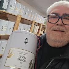 NOUVEAUTÉ ! LAPSANG SOUCHONG, l'incontournable thé noir fumé de la maison  George Cannon, est disponible à la boutique 🧸🫖. Récolté à la main à  partir de théiers centenaires du village de Tongmu,