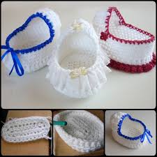 10 Crochet Mini Baby Shower Favors With Free Patterns Crochet Baby Shoes Baby Shower Souvenirs Crochet Crib