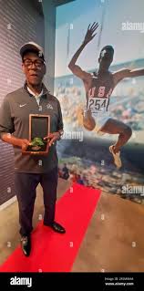 Edwin Moses atleta e atleta di campo, mostra una delle medaglie d'oro che  ha vinto in 400 metri ostacoli nelle Olimpiadi del 1976 e 1984 Foto stock