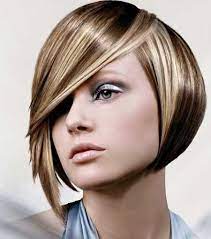 Quite Charming And Attractive Asymmetric Bob Hair With Different Strips Brown Hues Blonde Hair Red Lowlights Hair Styles Hair Color Highlights