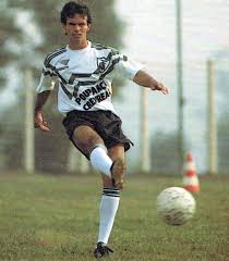 Eu como @socio5estrelas e filha de um jogador que ajudou o @cruzeiro a conquistar 4 títulos, eu deveria ter cartão vitalício com no mínimo 4. Idolo De Cruzeiro E Sao Paulo Na Decada De 1990 Palhinha Relembra Carreira Vitoriosa Esportes Home