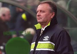 Jozef vengloš (uprostřed) na archivním snímku s franzem beckenbauerem a karolem dobiašem před ms 2006. I1oyqtfquplxam