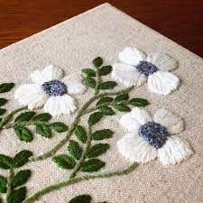 初心者さんにおすすめ 簡単な シンプルステッチ でつくる刺繍アイテム キナリノ 刺繍 図案 シルクのリボン刺繍 ミシン刺繍