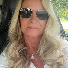 Who specializes in styling long kinky curly hair in Leesburg, VA?