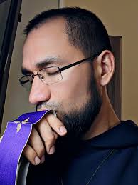 Hoy cumplo 8 años de Sacerdote🔺 Les quiero decir sencillamente esto: Soy  Feliz. 👉Aquí besando mi pequeña estola quiero significar lo que un autor  del siglo VI decía: esta insignia recuerda la