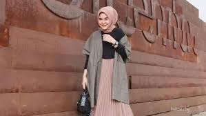 Desainnya beragam, meski yang populer adalah yang sederhana seperti warna merah polos dengan model kancing khas busana negeri panda, membuat changshan menjadi busana pilihan utama pada saat imlek. Hijab Style Inspirasi Padu Padan Cardigan Untuk Gaya Layering Yang Chic