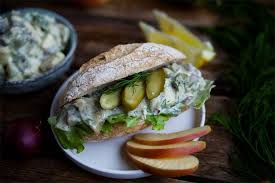 Veganer Heringssalat Oder Auch Original Vegane Fischbrotchen Vegan Mom By Anna Elisie Rezept Heringssalat Fisch Brotchen Lebensmittel Essen