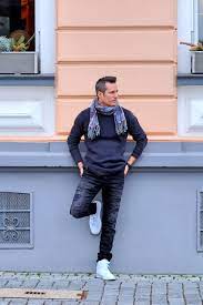 Weitere ideen zu outfit, herren outfit, männer outfit. Herbst Outfit Fur Manner Long Pullover Mit Schwarzer Jeans Weissen Sneakers Rimanere Nella Memoria