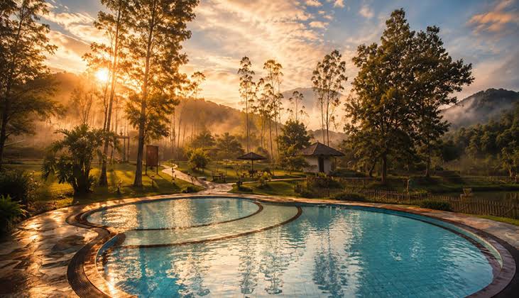 Fasilitas onsen Ranca Upas untuk berendam di tengah udara sejuk