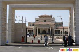 Istana ini dibangun di atas lahan seluas 26 hektare dan memiliki luas bangunan sekitar 7.760 meter persegi. Foto Ini Istana Presiden Palestina Yang Diubah Jadi Perpustakaan Nasional Merdeka Com