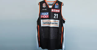 Mit dem passenden trikot kannst du problemlos über den court fegen und einen korb nach dem anderen werfen. Dylan Osetkowskis Erstes Basketball Trikot Von Ratiopharm Ulm