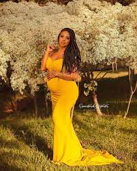 A Imagem Pode Conter Uma Ou Mais Pessoas Pessoas Em Pe E Atividades Ao Ar Maternity Dresses For Photoshoot Yellow Maternity Dress Long Sleeve Maternity Dress