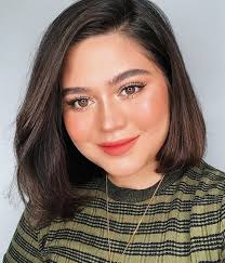 Pisah rambut menjadi dua bagian yang sama di bagian depan dan biarkan terurai lurus kebawah, ini membingkai dengan indah pada wajah kamu. 10 Tren Gaya Rambut Pendek Di 2019