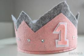 Der faden wird doppelt genommen. Geburtstagskrone Aus Filz Fur Kinder Basteln Bzw Nahen Babyeckchen Mama Blog