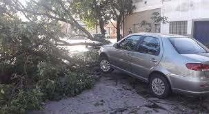 Un fuerte temporal de viento y lluvia golpeó con furia la zona centro y norte del valle de punilla, causando según defensa civil de la provincia de córdoba, hubo lugares donde cayeron unos 140. Fuerte Temporal En Cordoba Dejo 9 Evacuados Voladuras Calles Anegadas Arboles Y Postes Caidos La Voz