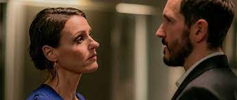 Sie ist eine talentierte und angesehene hausärztin in ihrer gemeinde und eine liebende mutter. Doctor Foster Eine Hassliebe Ausser Kontrolle