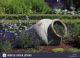 300 jahre alt, besonders schöne ausarbeitung h: Garten Krug Deko Dekoration Garten Amphoren Vase Garten Krug Deco Stockfotografie Alamy