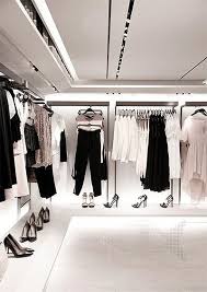 L Outlet Di Zara Esiste Retail Store Interior Design Retail Store Interior Store Design Interior