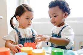 8 Tips Om Je Kindje Samen Te Leren Delen 24baby Nl