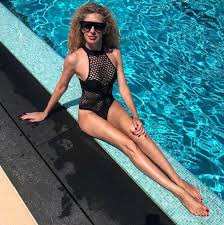 Надо сказать, что фотографии пугачевой в купальнике никогда не попадают в сеть. Kak Vyglyadyat V Bikini Zvezdy Starshe 40 Let Foto