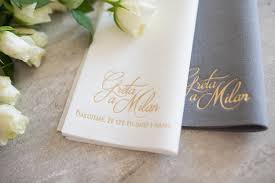 Mit etwas geschick lassen sich servietten für die hochzeit aus stoff und papier schnell und einfach zu kleinen kunstwerken falten, so dass ihr im hafen der ehe werden die tische mit servietten in schiffchenform verziert. Servietten Hochzeit Mit Namen Logo 78 Decorpress Personalisiere