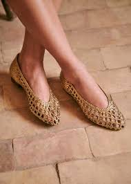 Grand classique chez reqins, cette ballerine enveloppe parfaitement le pied. Ballerines Ava Dore Lisse Cuir Caprin Sezane