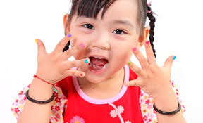 Oficialmente es una cosa, y creemos que las uñas son el lugar así que saque la paleta de arco iris, los pasteles, los abrigos iridiscentes y el micro brillo. Unas Para Ninas 50 Disenos Faciles De Hacer 2019 2020