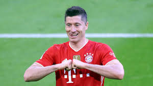 Gegen augsburg lässt der stürmer des fc bayern münchen viele chancen liegen, trifft aber zum 5:2 und dem. Fc Bayern Robert Lewandowski Is Still Missing A Goal Until Gerd Muller Archyde