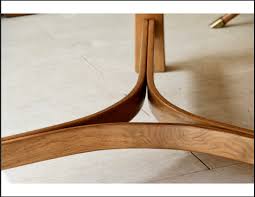 Table a manger triangulaire bois , 15 splendides tables à manger triangulaires très pratiques, idée déco salle à manger où la déco murale colorée prend vie, protection solaire: Grande Table De Salle A Manger Triangulaire En Chene Massif Circa 1960 Paul Bert Serpette