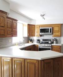 Before You Scroll Down And Expect To See Oak Cabinets Vanish Behind Paint Or Get Thrown Out The Window M Kitchen Remodel Kitchen Transformation Kitchen Design