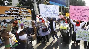 Semoga pembahasan di atas bisa berguna untuk. Desak Ppdb Dki Diulang Meski Sudah Lolos Orang Tua Anak Mau Ikut Demo