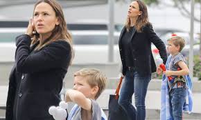 Christa allen, who played a young jennifer garner in 13 going on 30, dressed up as the. Jennifer Garner Hangs With Son Samuel While Dad Ben Affleck Takes Daughter Seraphina To Soccer Daily Mail Online