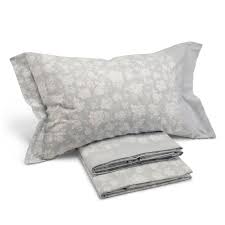 In camera da letto ci sono due elementi fondamentali che rendono la stanza squisitamente shabby chic: Lenzuola Di Flanella Matrimoniali Caleffi Provenza Grigio Casseri Biancheria