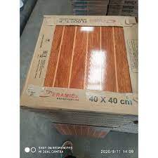Pelapis lantai serat kayu ini terbuat dari bahan pvc (polyvinyl chloride) yang telah melalui proses pembuatan yang sangat ketat. Keramik Lantai Bisa Dinding 40x40 Motif Serat Kayu Kw 1 Ceramica Gratis Ongkir Shopee Indonesia