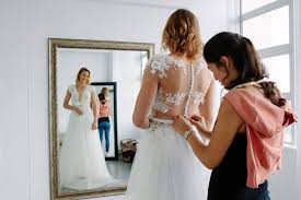 Welchen stil soll das kleid haben, schleier, schleppe, spitze oder doch viel tüll für das perfekte hochzeitskleid? Hochzeitskleider Mit A Linie Darum Lasst Dieser Schnitt Jede Braut Strahlen