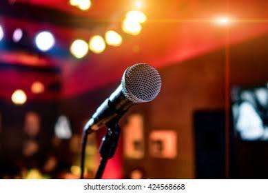 Micrófono en el escenario contra un Foto de stock 424568668 | Shutterstock