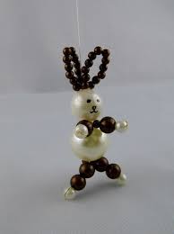 Osterhase Hase Aus Perlen Fur Den Osterstrauss Handgemachte Perlen Perlen Basteln Ohrringe Zum Selbermachen